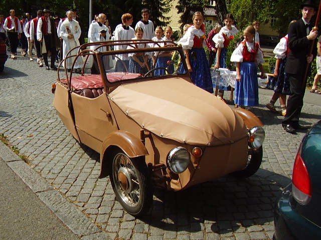08. Netradiční autíčko náhodně zaparkované na naší trase...