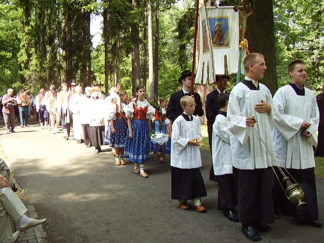 09. Ovšem průvod pokračuje dál