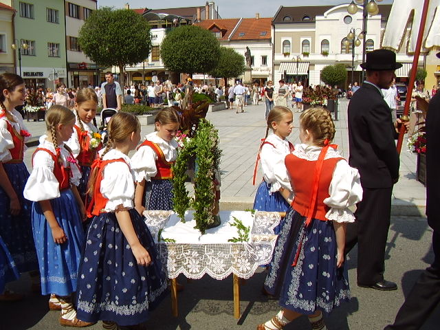 06. A tady už prosím moje sestřička, držíc jakýsi stolek...